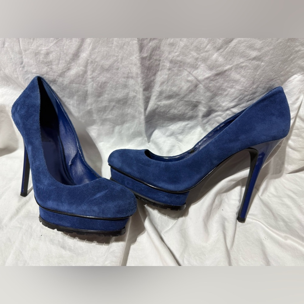 BCBGMAXAZRIA blue suede pumps size 10.